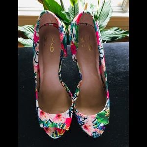 SOLD! Floral pumps Size 9-Multicolored